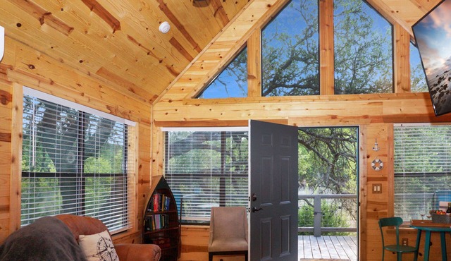 Nautical Treehouse Escape w/Queen Bed, Fire Pit, Grill & Pond Views in Dripping Springs