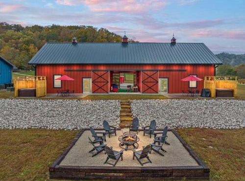 New Barndo/Private River Access/2 Private Hot Tub in Stanton