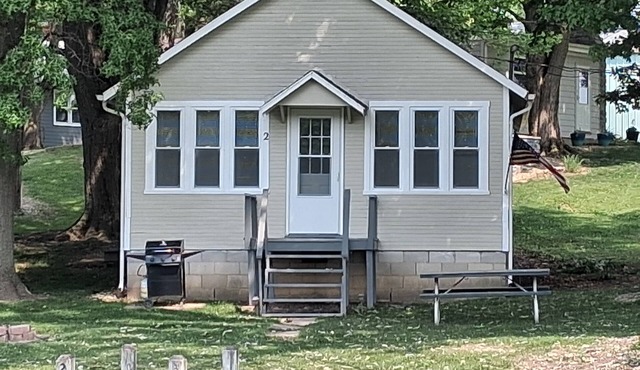 Newland's Resort: Cozy Channel Front Cottage #2 on Indian Lake with a boat dock in Lakeview