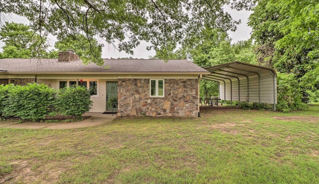 Norfork Getaway: Walk in White River Access! in Norfork
