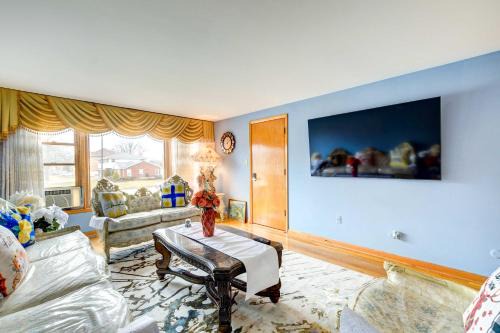 Oak Lawn Apartment ~ 2 Mi to Ford City Mall! in Oak Lawn
