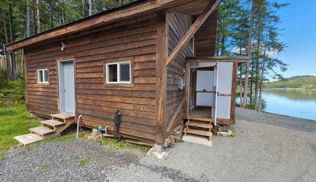 Ocean front 2-bedroom cabin in Whale Pass with strong WiFi in Whale Pass