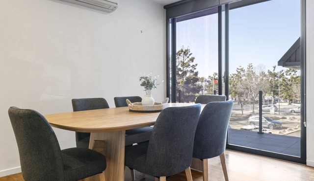 Oceanfront 2-Bed With Balcony & Study Nook in Geelong