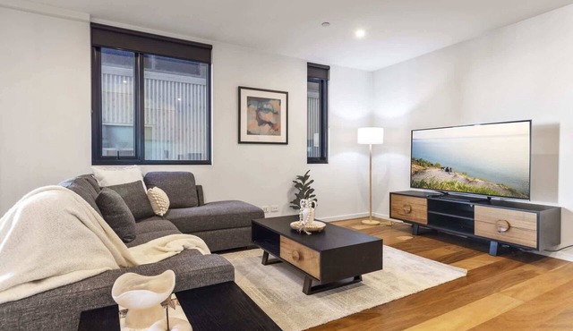 Oceanfront 2-Bed With Balcony & Study Nook in Geelong