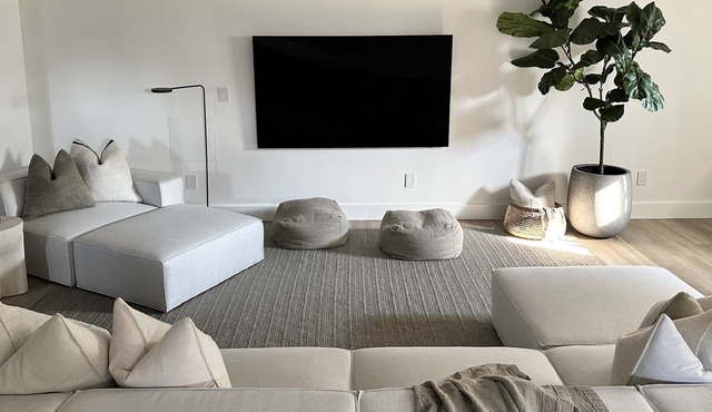 On Cloud Wine | Modern Bungalow | Bubbly Bar, Fire Pit, Badminton in Thorold