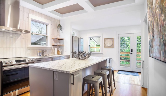 Oregon-Themed Retreat, Walkable, AC, Serene Yard with Deck in Portland