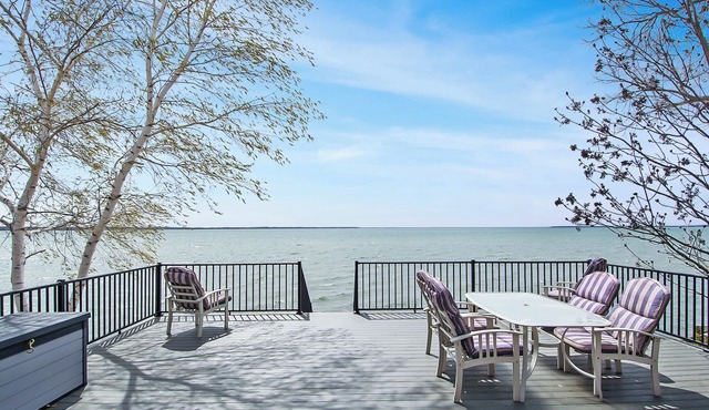 Ottertail Lakefront 3BR. Boat lift. Cozy. Awesome! in Ottertail