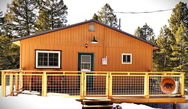 Paws in the Pines, quaint romantic cabin, world class fishing, dog friendly in Florissant