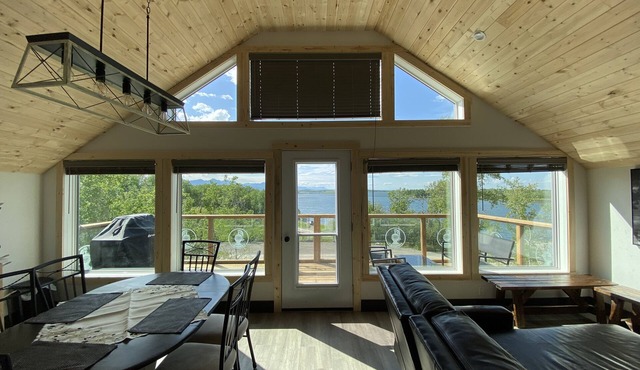 Payne Lake Wilderness Huts - Lakeview Suite in Mountin View