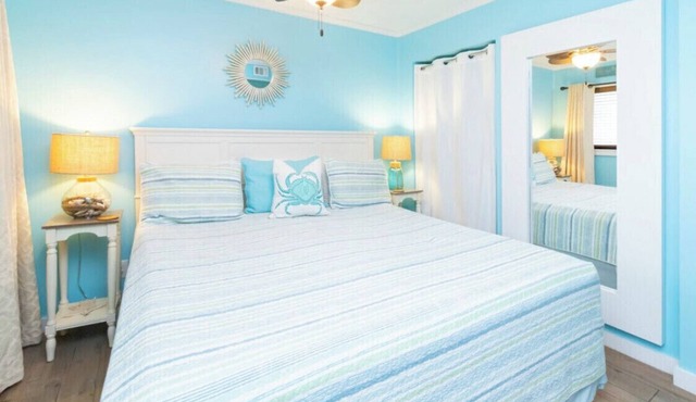 Peek of the ocean King size bed just Steps from the Beach in Hilton Head Island