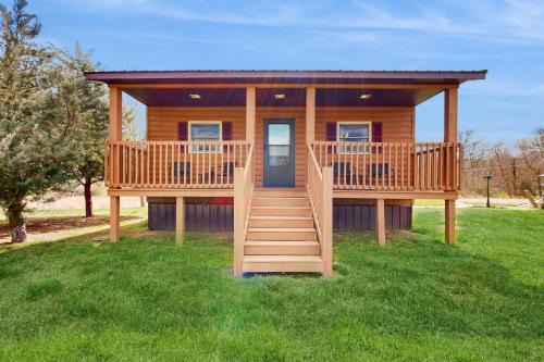 Pet Friendly! Countryside Couples Stay in Illinois in Etherton