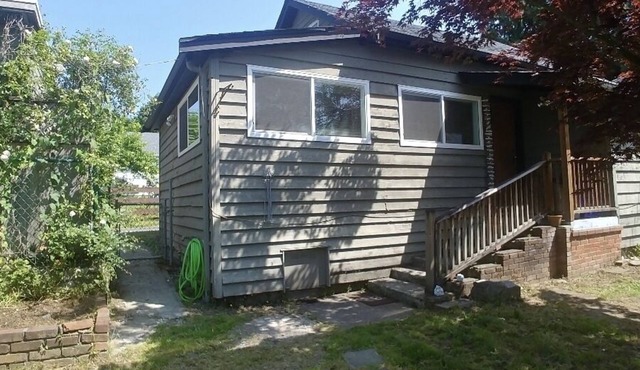 Pet friendly lane home, Mins away from mtns & waterfront city of North Vancouver in North Vancouver