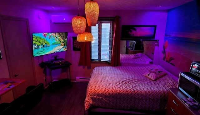 Petit loft avec immense jacuzzi et terrasse exotique in Granby
