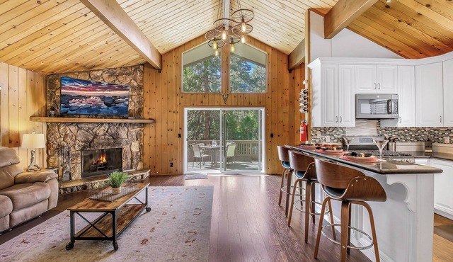 Pine View - Spacious 3000 SQFT Home with Game Room, Bar and 3 Decks! in Lake Arrowhead