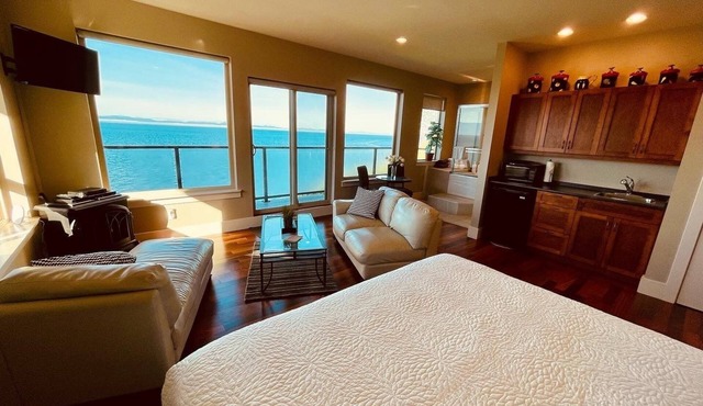 Points West Oceanfront Rooftop suite in Sooke