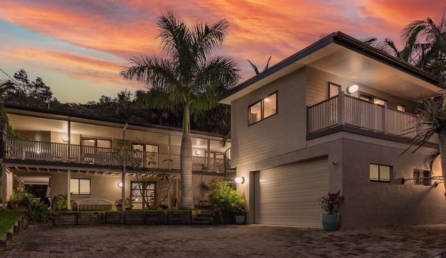 Ponderosa, a gorgeous and spacious five bedroom beach house in Blueys Beach