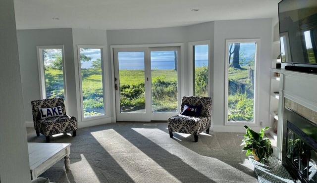 🌅Pristine Private Lakefront⛵️Hot Tub♨️, Fire Pit🪵, WIFI & AC! 🛥️ in Benton Harbor