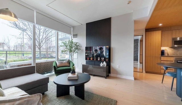Private Home, 3 BR, Rogers Centre & Free Parking in Toronto