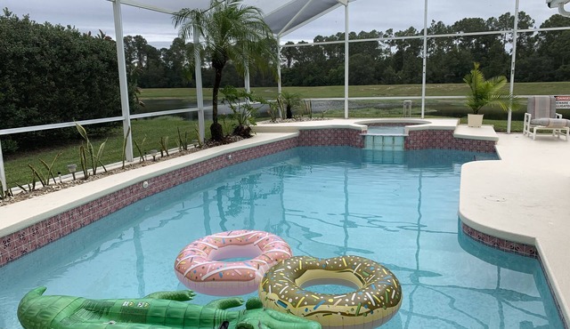 Private house with pool and jacuzzi, lake views, backyard with lake view, patio! in Kissimmee