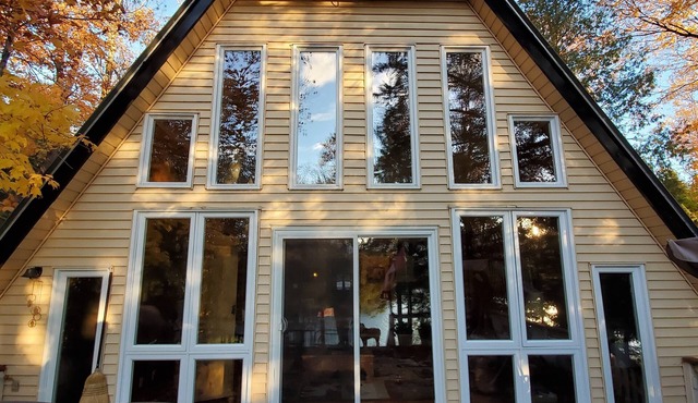 PRIVATE LAKE FRONT COTTAGE near Burks Falls in Magnetawan
