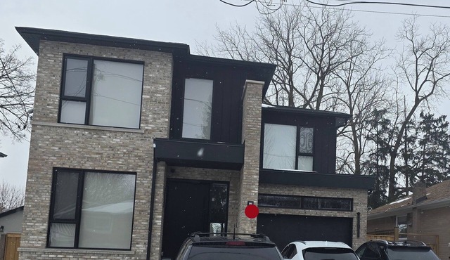 Private, Natural Light and High Ceiling Unit in Milton