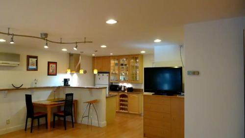 Private nicely decorated studio in Campbell