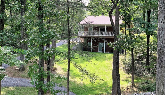 Private Setting In Easy To Get To Cabin Near The Hub Of The Universe in Marion