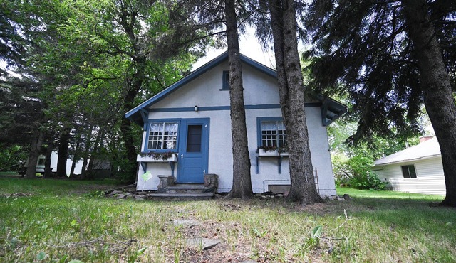 Quaint Cabin blocks from Lakeshore drive, amenities and the beach! in Sylvan lake