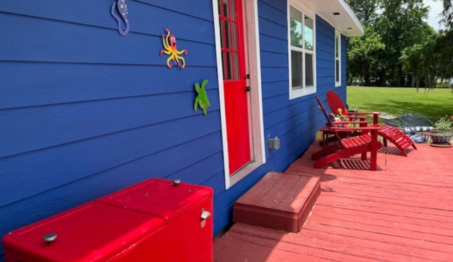 Quiet cottage on the water at Lake Livingston in Point Blank