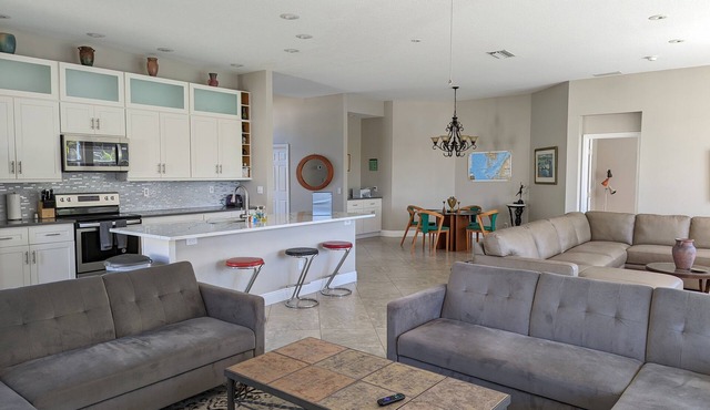 Quiet Lakeside Retreat -Peaceful Home w/Pool in Bradenton