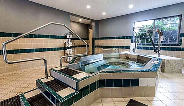 Ramada by Wyndham Portland - Cozy Lodging on I-205 in a bustling Neighborhood in Portland