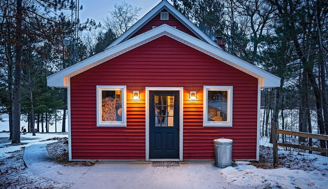 Refined Rustic: Designer Cabin for Golf and Fishing in Lewiston