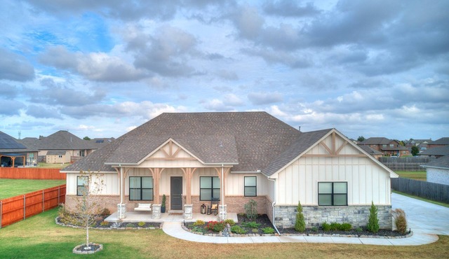 Relax & enjoy large private backyard with pool, hot tub & golf green! in Yukon