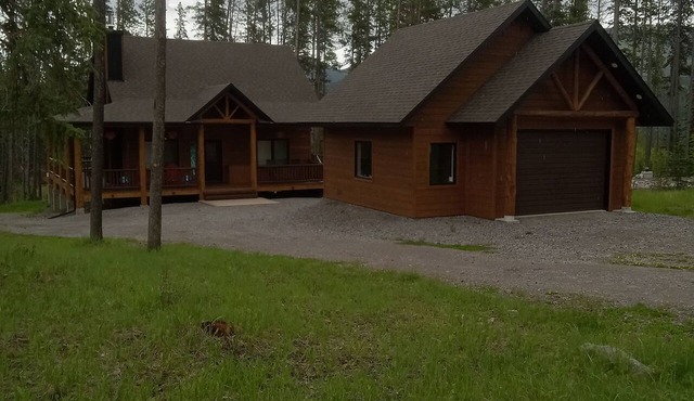 Relaxing mountain getaway nestled at the base of collisum mountain in Nordegg