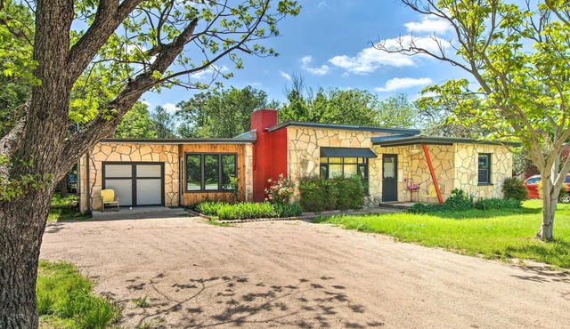 Remodeled Retro Home w/Deck, Walk to Main Street! in Blanco