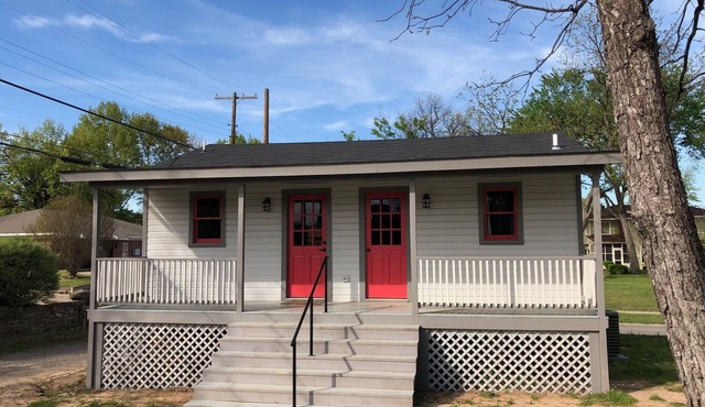 Restored Historic Carriage House walking distance to Downtown and the Riverfront in Fort Smith