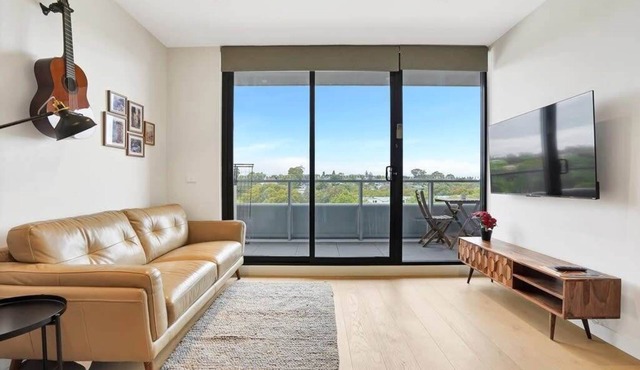 Richmond Heritage Executive Apt. for 2 w/parking in Richmond