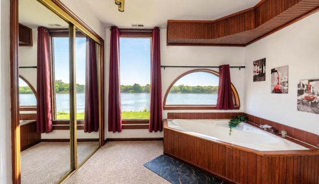 Riverfront 2 bdrm Jacuzzi Cabin with Sunset Balcony in Saint Joseph