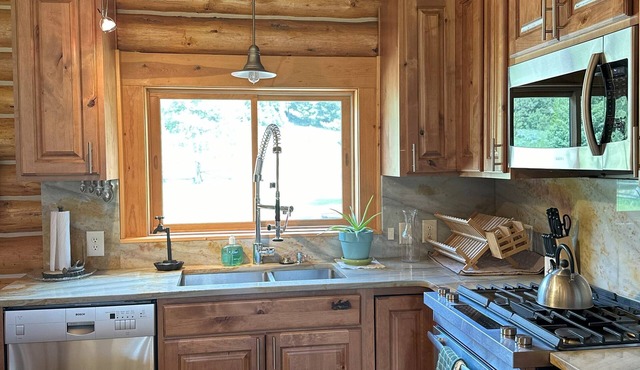 RIVERfront Cabin under the BIG SKY in Gallatin Gateway