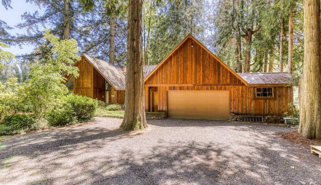 Riverfront, dog-friendly home with gorgeous setting, floating tubes & grand piano in Eagle Creek