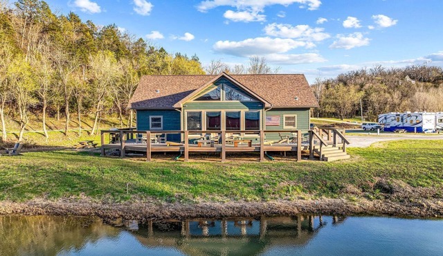 Riverfront Luxury Cabin Retreat with Breathtaking Views on the Banks of the Arkansas White River in Cotter