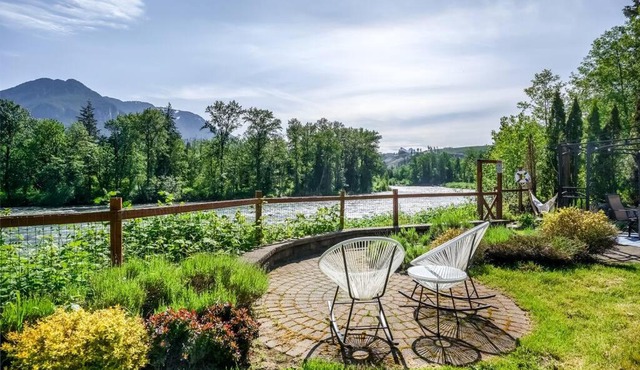 Riverfront Paradise w/Hot Tub-Little River House in Gold Bar