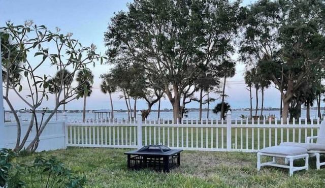 Riverview 2/1 w/dock & fenced yard-pets stay free in Rockledge