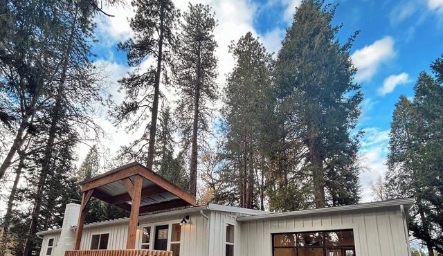 Rogue Reefs Riverfront Home in Grants Pass