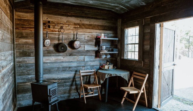 Romantic and Cozy, OFF GRID Tiny Cabin for 2 (or 1), with wood burning stove in Tomahawk