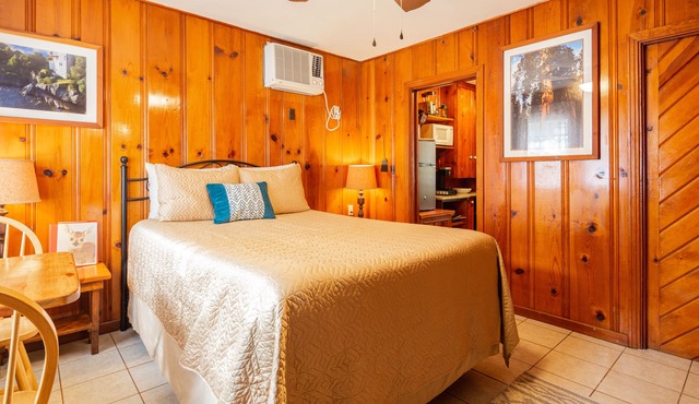 Romantic Couples Cabin near Park Gate Entrance to Sequoia Nat'l Park in Three Rivers