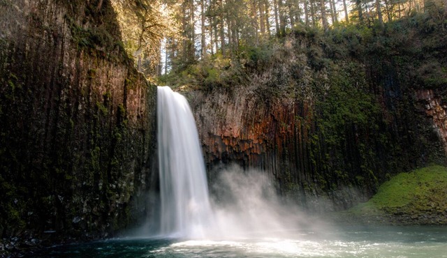 Romantic Glamping escape with wood fired hot tub/hiking, near hidden waterfalls. in Scotts Mill