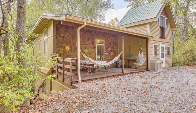 Romantic Pondside Escape: Country Cottage in Paris in Paris