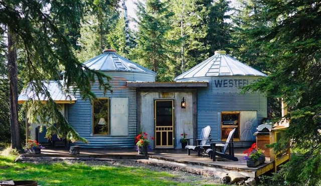 Romantic Retreat in Tin Bins Cabin in Mountain View County