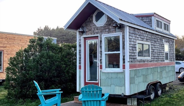 Romantic Tiny House Getaway with a Communal Lodge near Waldport, Oregon in Waldport